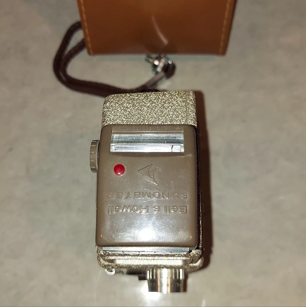 VINTAGE 1940s COLLECTIBLE BELL & HOWELL 319 8mm MOVIE CAMERA SUNOMETER TRI-LENS